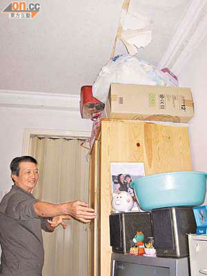 李先生住所因房署處事馬虎，未有找出源頭修理，以致天花滲水愈見嚴重。