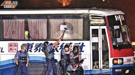 菲律賓警察曾以大鐵錘在易小玲所坐位置右邊擊打車窗玻璃。	（資料圖片）