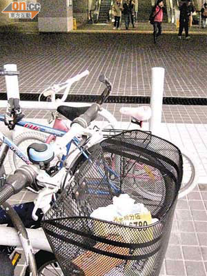 西鐵屯門站外單車停泊處的棄置單車堆滿垃圾，影響衞生。