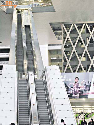 香港知專設計學院內全港離地最高的中空扶手電梯昨午發生事故，暫時停止運作。	（蘇仲賢攝）