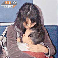 被捕男子的兒子由女親友抱走照顧。