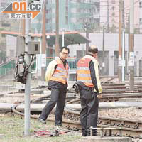 輕鐵煞停事故的列車車長（左）在現場助查。