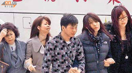 賴俊凱母親張曼娟（左一）扶賴妻李碧玉（左二）往醫院探望傷者。