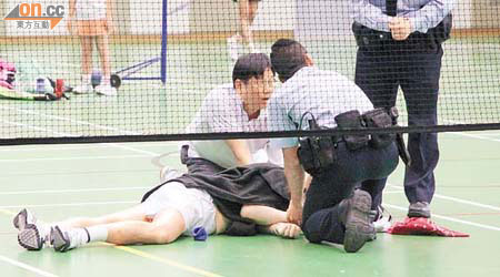 中年漢打羽毛球時昏迷倒地，警員到場協助救援。（讀者古小姐提供）