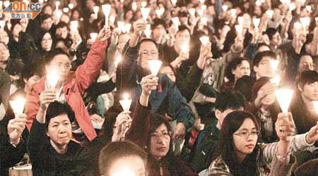 八千燭光昨晚在維園亮起，象徵司徒華遺志得以薪火相傳。	（伍鎮業攝）