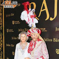 阮偉文（右）貼上兩撇鬍鬚扮印度王子，與香港癌症基金會創辦人及總幹事羅莎莉齊撐場。