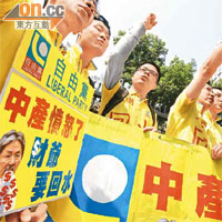 中產上街<br>「中產憤怒了」，自由黨遊行至政府總部，要求曾俊華「回水」。