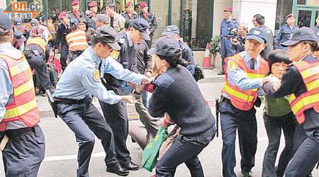 警員與示威者發生衝突，多人被抬走。	（本報澳門傳真）