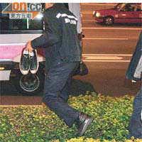 警方在現場找到墮海人士的鞋。