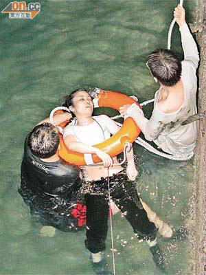 死者陳凡在次被告及途人協助下被救上水面。