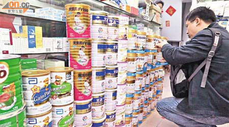 近期本港不少地區的商舖均有暢銷牌子奶粉供應。