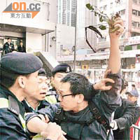 示威者與警員把茉莉花拉扯至支離破碎。