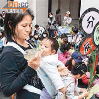 「Ｎ無」家庭拖兒帶女遊行到政府總部抗議不公平。	（何天成攝）