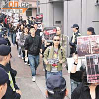 三百名市民示威，要求內地政府取締養熊業。	（林少權攝）