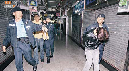 其中兩名南亞裔男子被警員拘捕帶走。