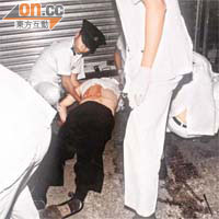 羅傑承九五年在街頭遇襲倒臥血泊中，救護員在場搶救。 （資料圖片）