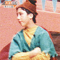梁卓偉十四歲時上演音樂劇，扮演「捉老鼠的人」。