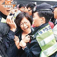 有女示威者跟女警不斷互相拉扯。