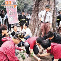 社民連成員抵達政府總部後，迅即將茉莉花栽種在政府總部的大樹下。	（伍鎮業攝）