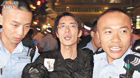 公民黨余冠威（中）喺周日反預算案遊行中被捕，事後懷疑被黨「照肺」。	（資料圖片）