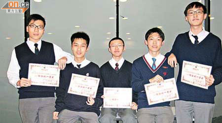 （左起）梁兆君、鍾偉鴻、張曉風、譚家朗及黃裕富在競賽中奪一等獎。