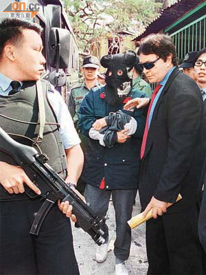 陳威行原名陳森友，九九年捲入馬草壟張子強炸藥庫一案，被警方押到現場調查。