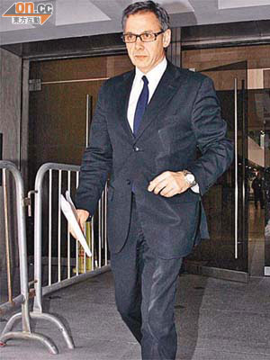 刑事檢控專員薛偉成昨到庭與翟紹唐商討海外取證事宜。