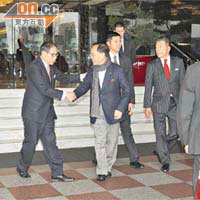 曾蔭權在行會成員梁智鴻送別下離開文華酒店，旁邊有多名Ｇ４人員保護。
