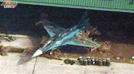 有航空自衞隊的戰機在海嘯後受損。	（電視畫面）