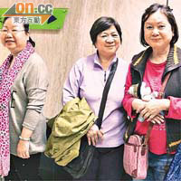 黃太（中）及潘太（右）：「我哋三姊妹一行十個八個人原先諗住去日本，依家咁危險梗係唔去！睇過內地團得兩、三日，或考慮去韓國同台灣。」