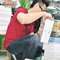 iPad2首批水貨昨日殺入香港，店舖職員忙於點貨。
