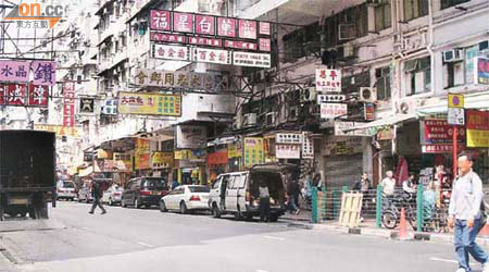 深水埗汝州街違泊嚴重，有市民希望警方加強執法。