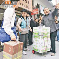 不少市民呼朋喚友，帶同親友及子女一同搜購日本奶粉。