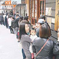 大批市民湧至大圍一間兼賣日本奶粉的彩妝店搶購奶粉，形成長六十人的人龍。	（冼耀華攝）