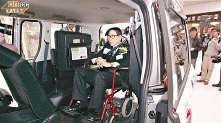 梁智鴻坐輪椅由後車廂上嶄新舒適嘅鑽的。	（梁耀榮攝）