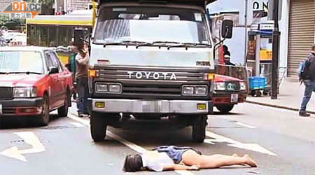 下身赤裸女事主，被貨車撞倒重傷。	（亞視畫面）