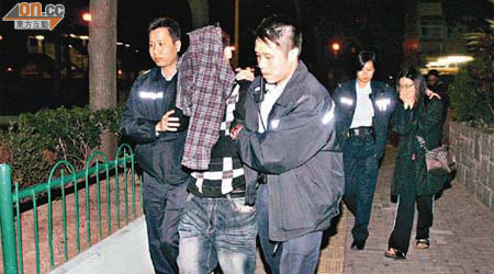 涉案青年被警員拘捕。	（林振華攝）