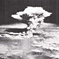 日本廣島曾於二戰時期被投擲原子彈，炸出蘑菇雲。	（黑白資料圖片）