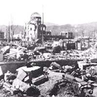 原爆後，廣島變成廢墟。	（黑白資料圖片）