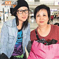 大阪自由行回港的鄧小姐（左）與母親均認為，港府的輻射測試櫃位位置偏僻，旅客難找到。
