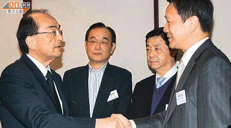 四個海味商會代表向日本駐港總領事隈丸優次（左）送上賑災捐款支票。
