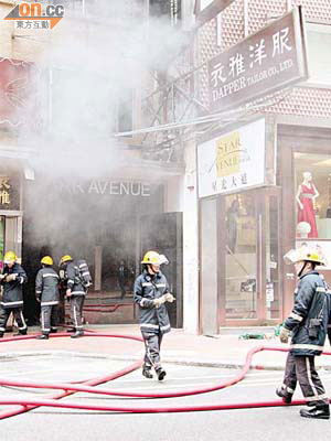 婚紗店發生火警，冒出濃煙。