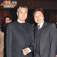青年事務委員會主席陳振彬（左）同太子珠寶主席鄧鉅明大談教子心得。