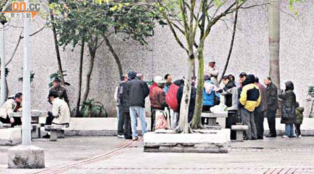 廣田邨平台平時日間不時有大批人聚集賭錢，更有人與小孩同行「觀戰」。