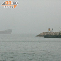 大霧令海面能見度下降，船隻航行時要特別小心。