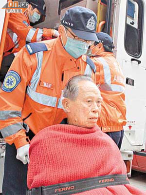 扶手電梯意外中受傷的老翁送院。	（馬竟峰攝）