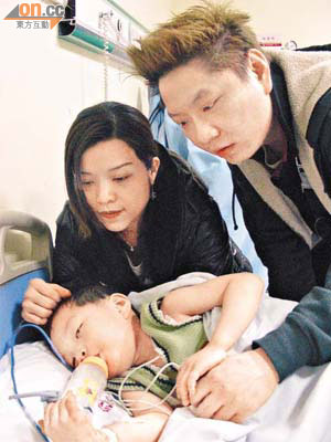 胡奧在港工作的父母趕到醫院照顧兒子。	（廖怡德攝）