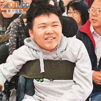 十九歲的王文杰樂觀面對疾病，明年將考文憑試，盼望入大學。