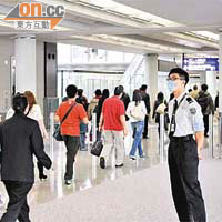 港府拒向全日本發出黑色外遊警示，僅在機場設衞生櫃位讓旅客自願檢驗輻射水平。