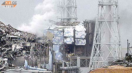 東京電力提供的圖片顯示，福島核電站廠房起火受損。